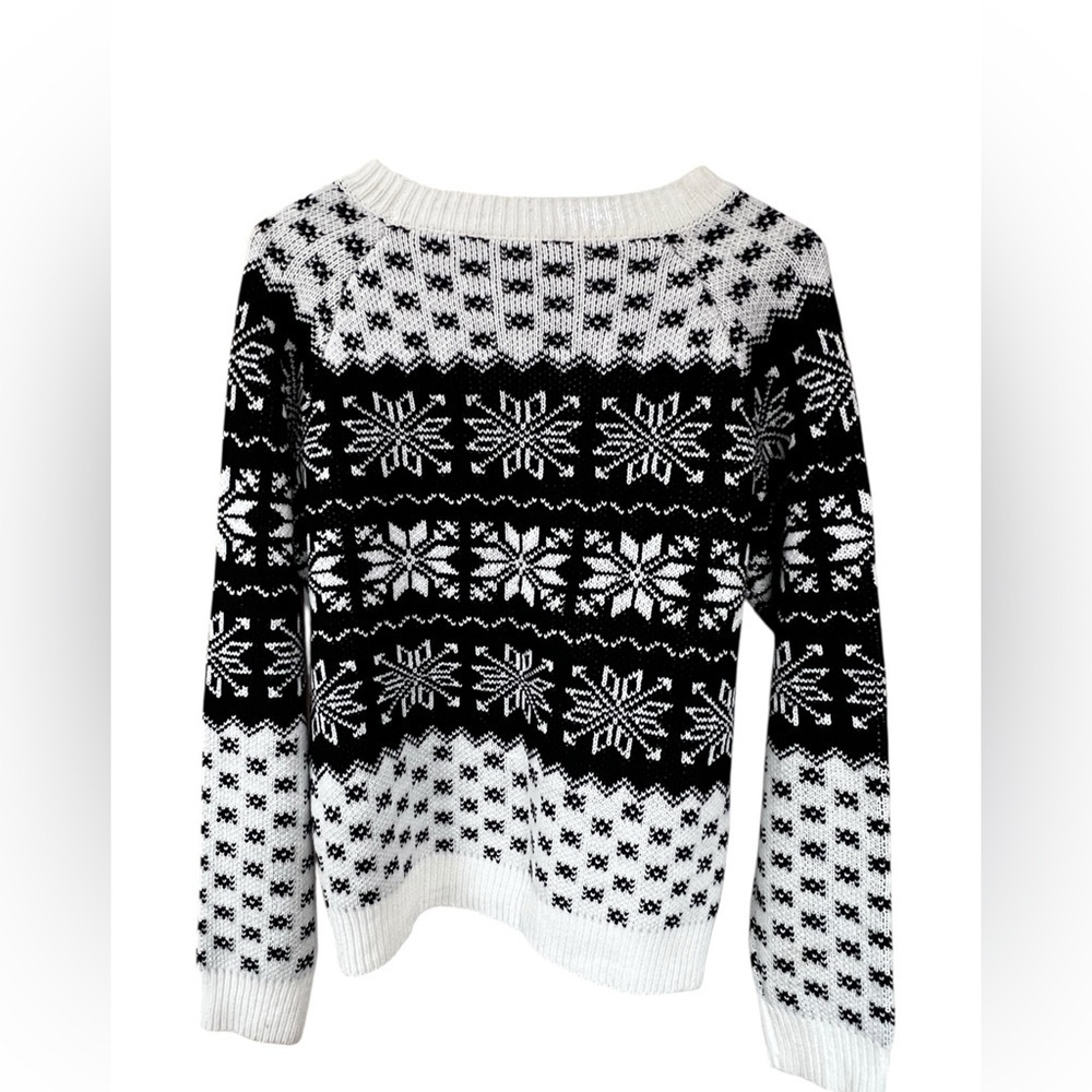 Elegant Snowflake Patterned Sweater - Picture 2 of 2